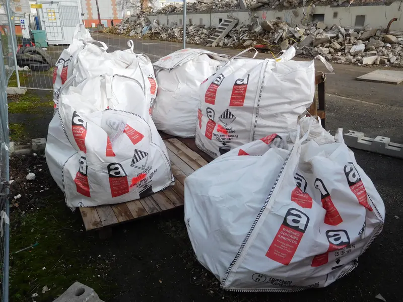 Big bags de déchets amiantés sur palette