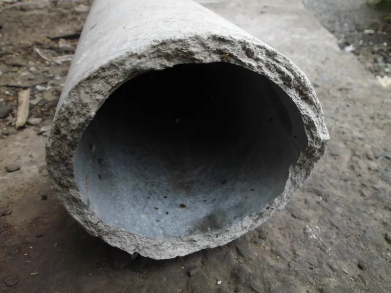 Conduit de fibrociment cassé
