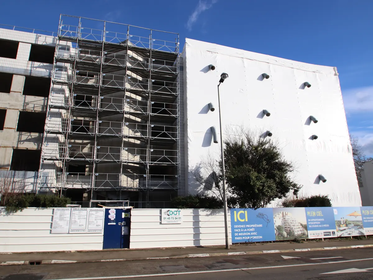 Façade d'immeuble confinée pendant un chantier amiante