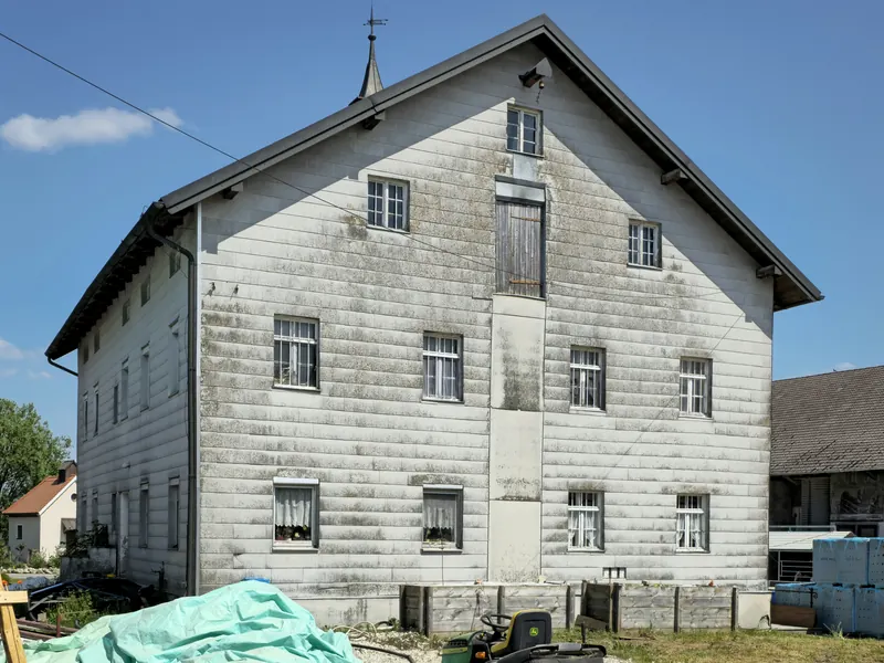 Façade couverte de petites ardoises de fibrociment