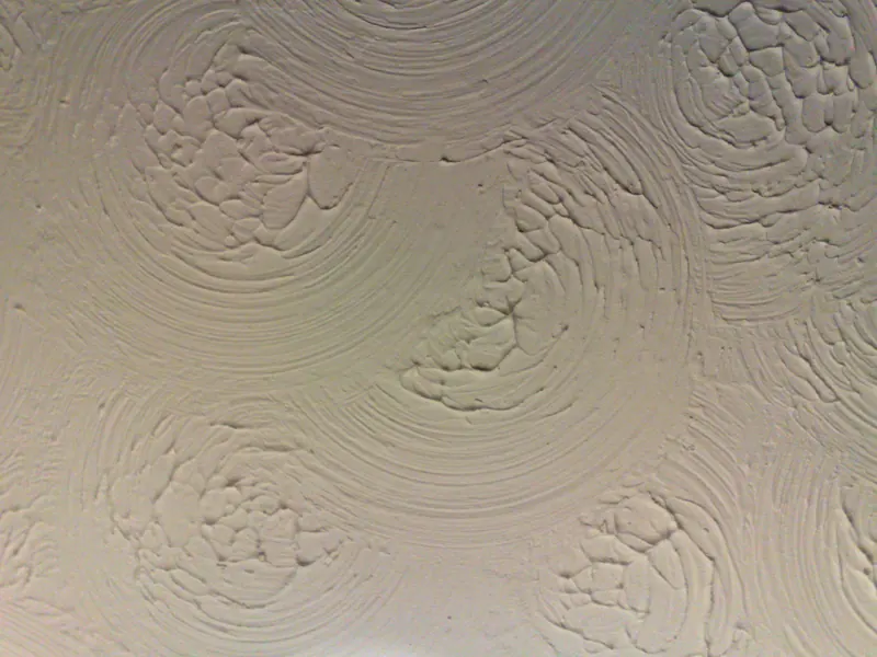 Plafond à enduit projeté texturé
